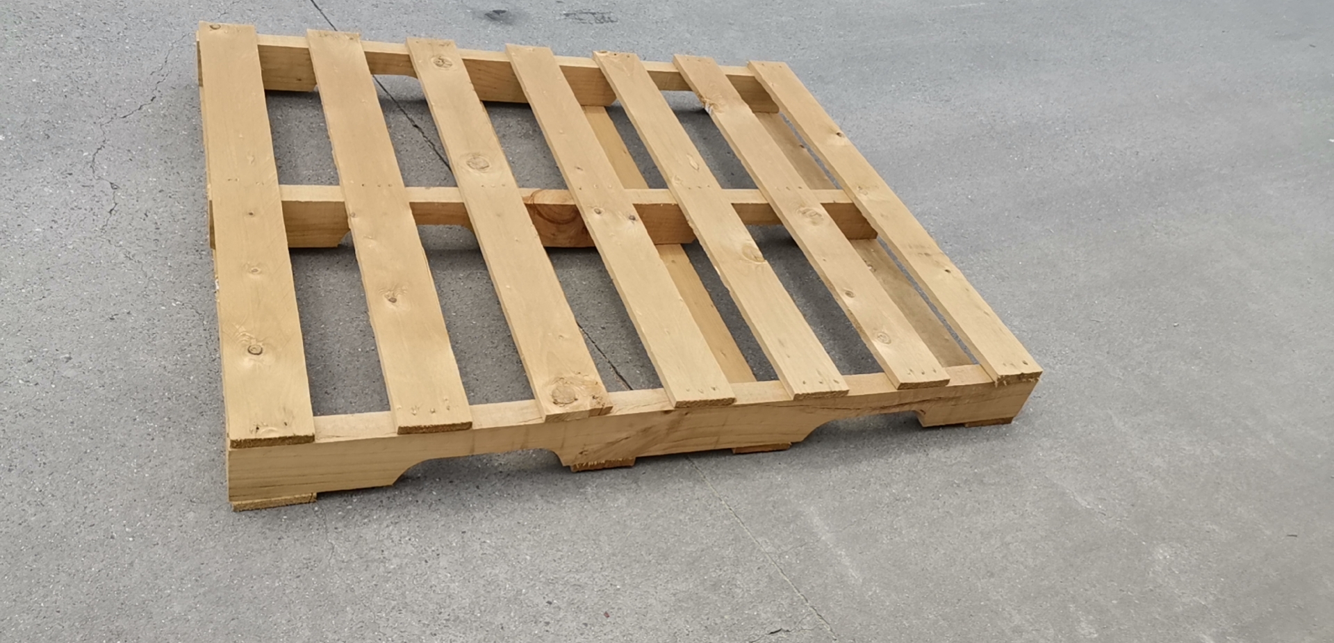 龙沙根据材质选择木托盘